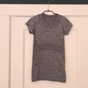 Lululemon Swiftly Tech Short Sleeve Shirt in Size 4 Light Grey